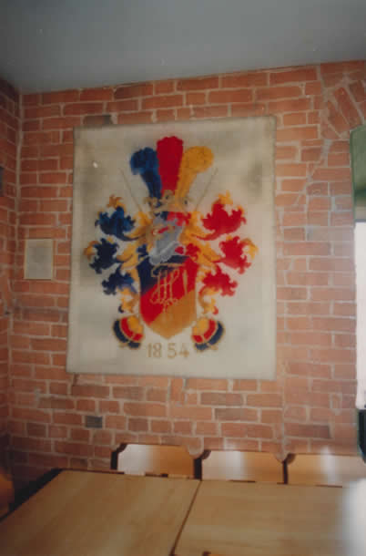 unser Wandteppich mit Wappen im Kommersraum